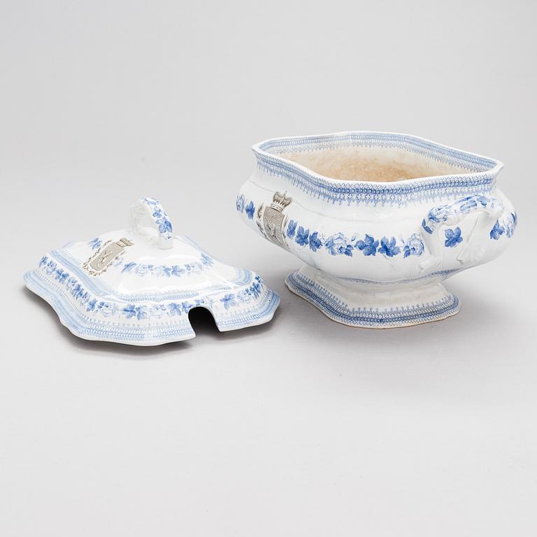 A soup tureen and egg cup with Finnish coat of arms. Possibly Charles Meigh & Son's, England (1835-1861).