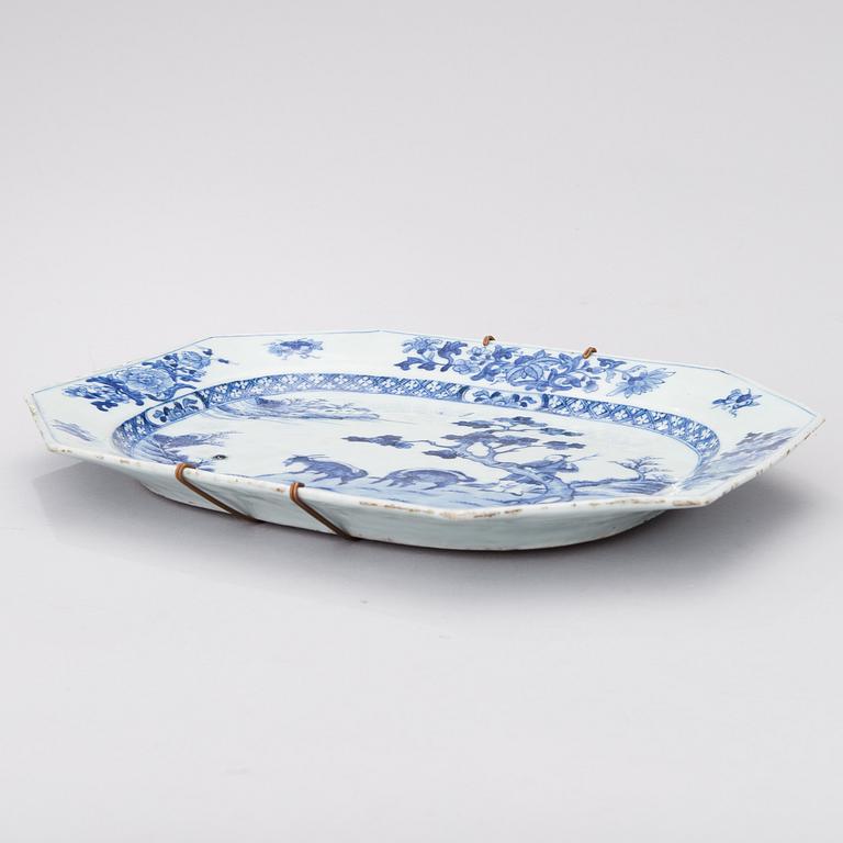 A CHINESE SERVING DISH, porcelain, 18th century.