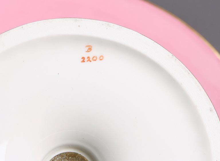 FAT PÅ FOT SAMT TALLRIKAR, 8 delar, porslin, 1800-talets andra hälft.