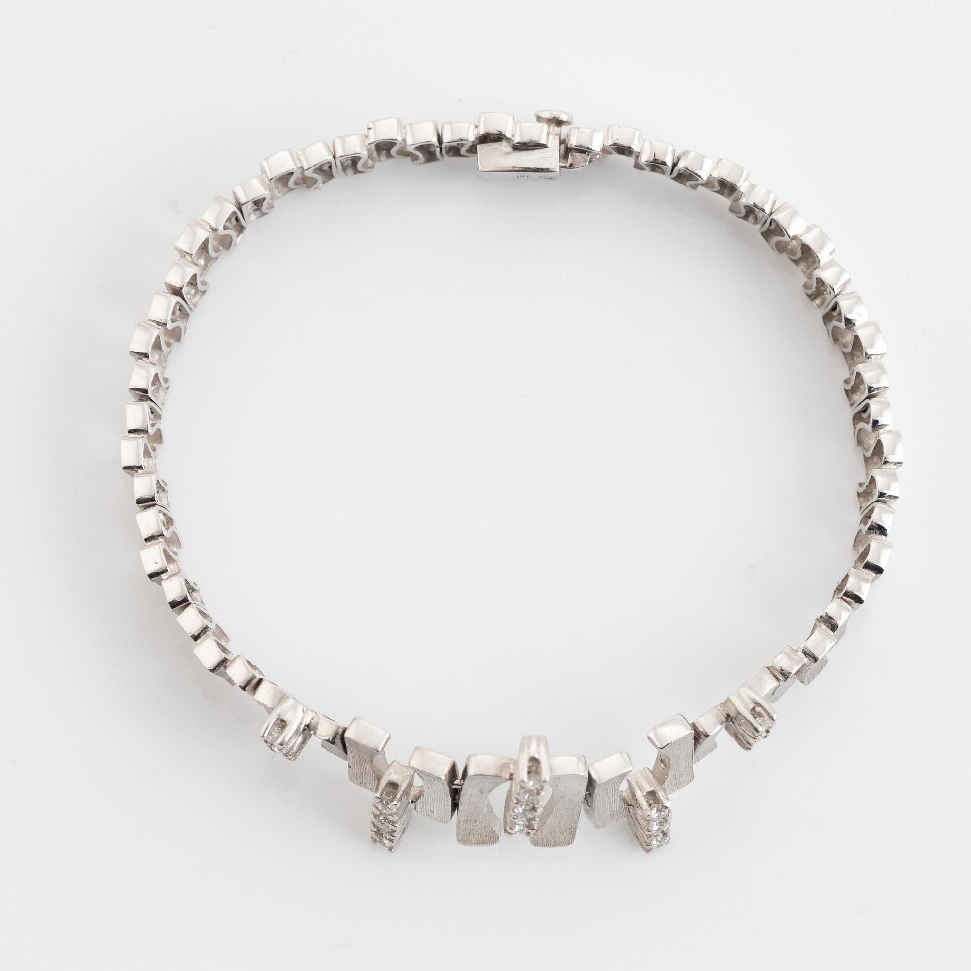 18K white gold and brilliant cut diamond bracelet.