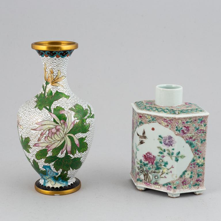 A large famille rose tea caddy and a cloisonne vase, Qing dynasty, late 19th century, and China, 20th century.