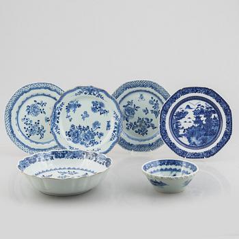 Parti kinesiskt porslin, 13 delar, Qingdynastin, 1700- och 1800-tal.