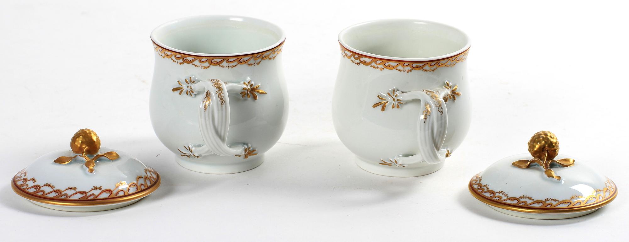 CREMEKOPPAR ett par, porslin, Kina 1800-tal.