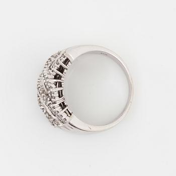 RING, 14 k vitguld med diamanter. Vikt 7 gram.