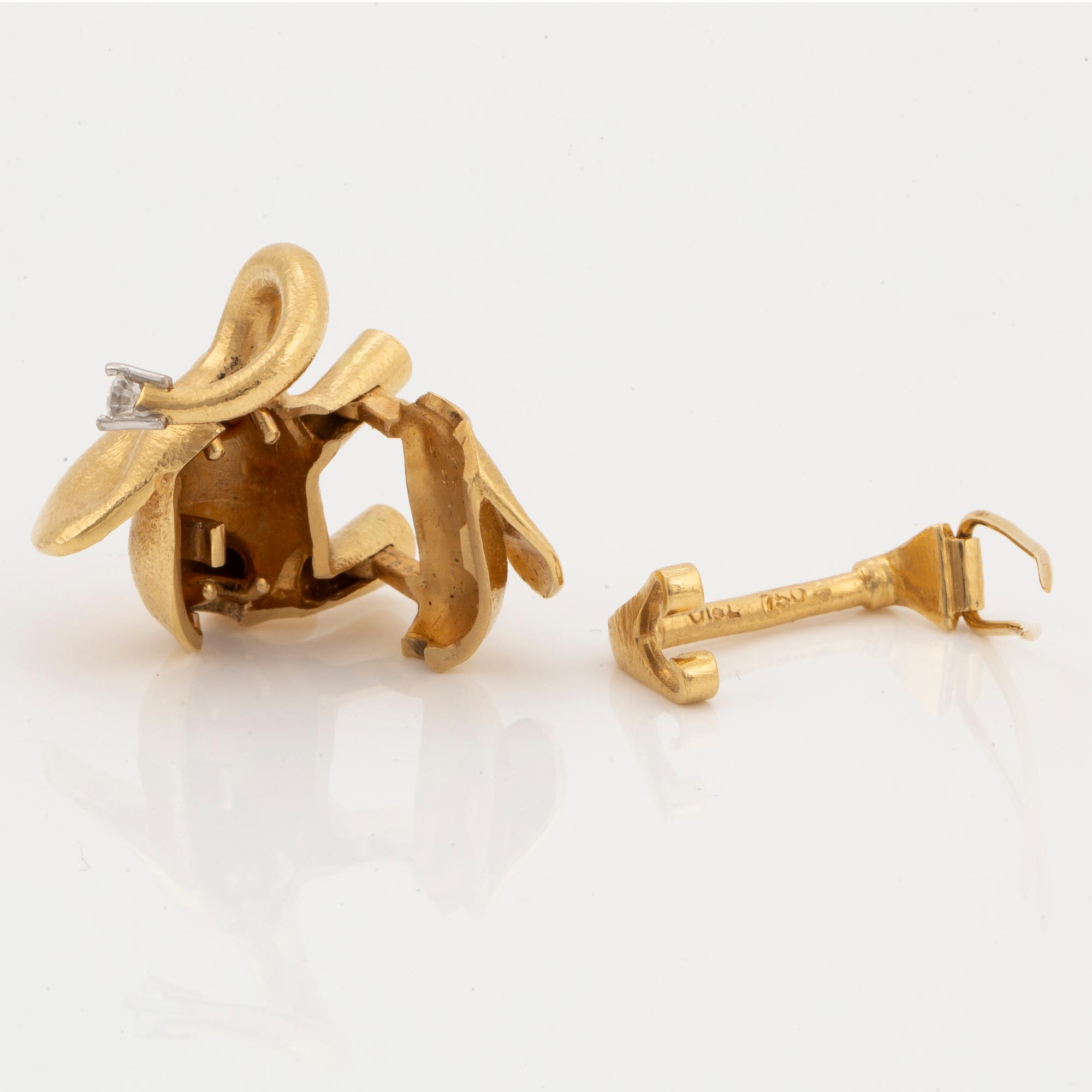 An Ole Lynggaard elephant clasp in 18K gold.