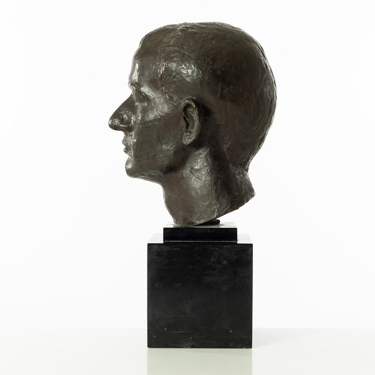 Gudmar Olovson, sculpture. Signed. Numbered. Foundry mark. Bronze, total height 44.5 cm, length 24 cm.