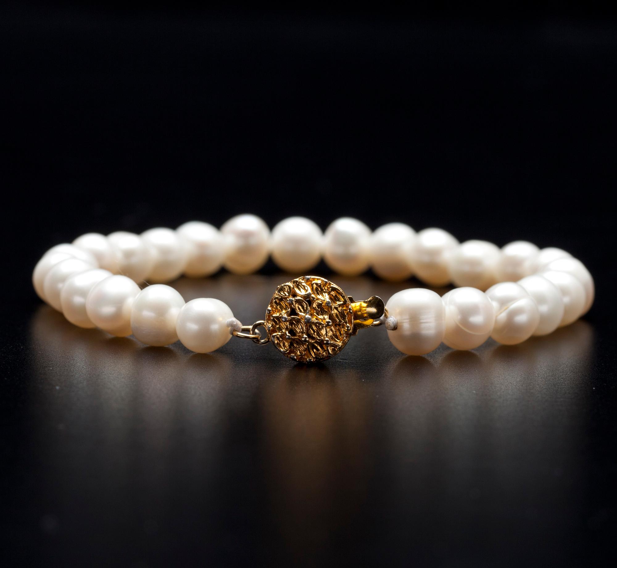 ARMBAND, odlade pärlor, låset metall. 1900-talets slut.