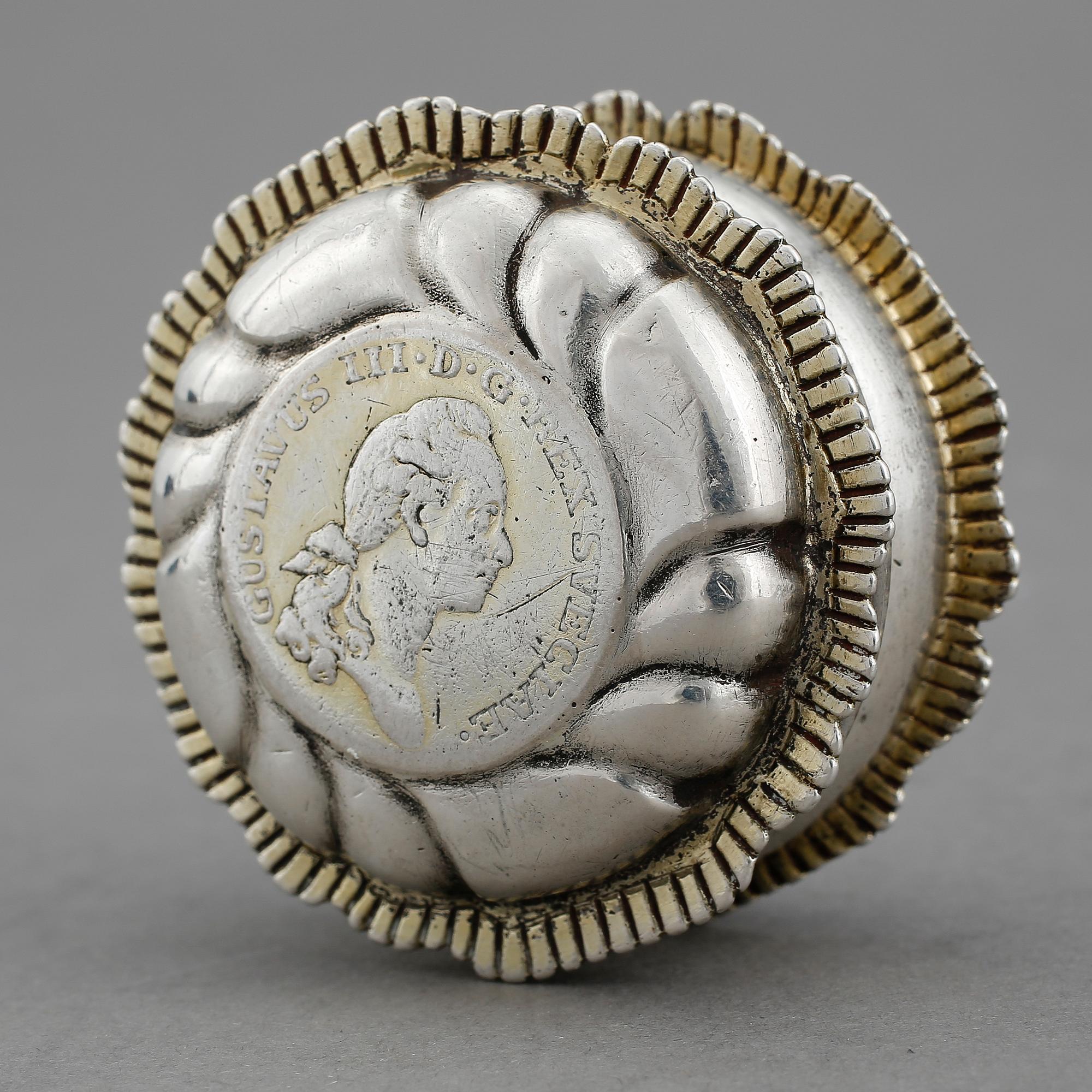 KYRKDOSA, silver, otydlig mästarstämpel, Sverige 1700/1800-tal. Vikt ca 36 gram.