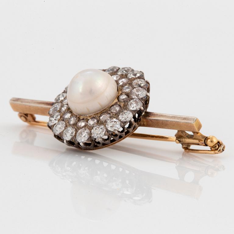 An 18K gold and silver brooch set with a pearl and old- and rose-cut diamonds.