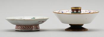 LJUSSTAKE SAMT FAT, porslin, bl a Kina, 1800-tal.
