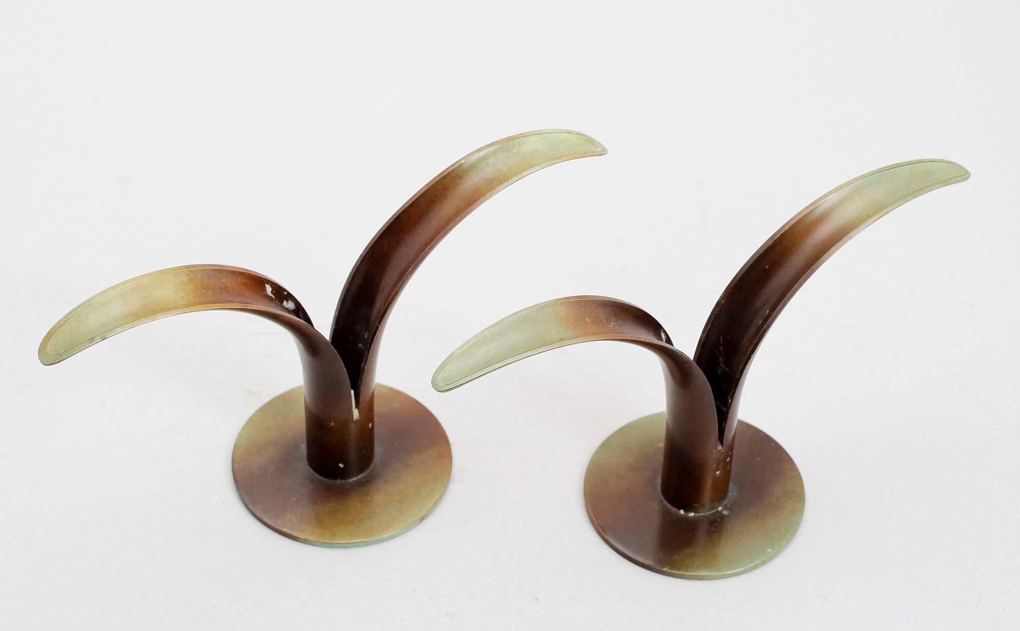 LJUSSTAKAR, 1 par, grönpatinerad brons, Ystad Brons.