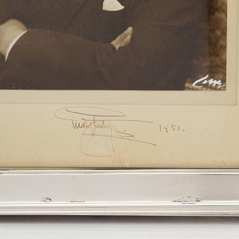 W.A. Bolin, ram i silver med foto föreställande kung Gustav VI Adolf, Stockholm 1951.