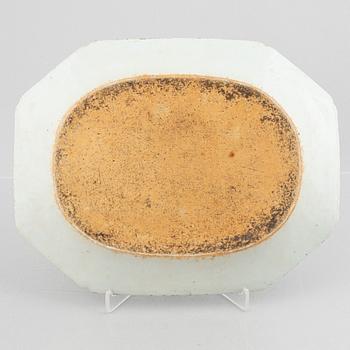 A Chinese export porcelain charger, Qing dynasty, Qianlong (1736-95).