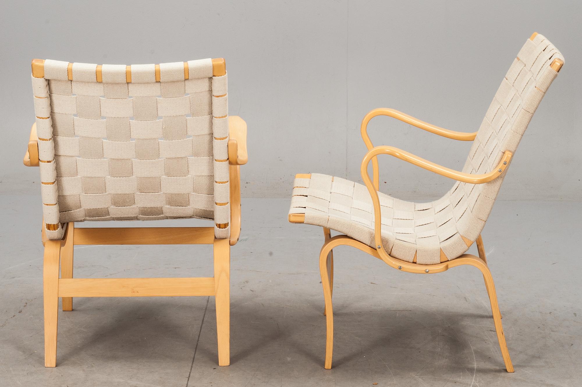 VILSTOLAR, ett par. "Eva", Bruno Mathsson, Dux, numrerad jubileumsutgåva 1994, brick- och stämpelmärkt.