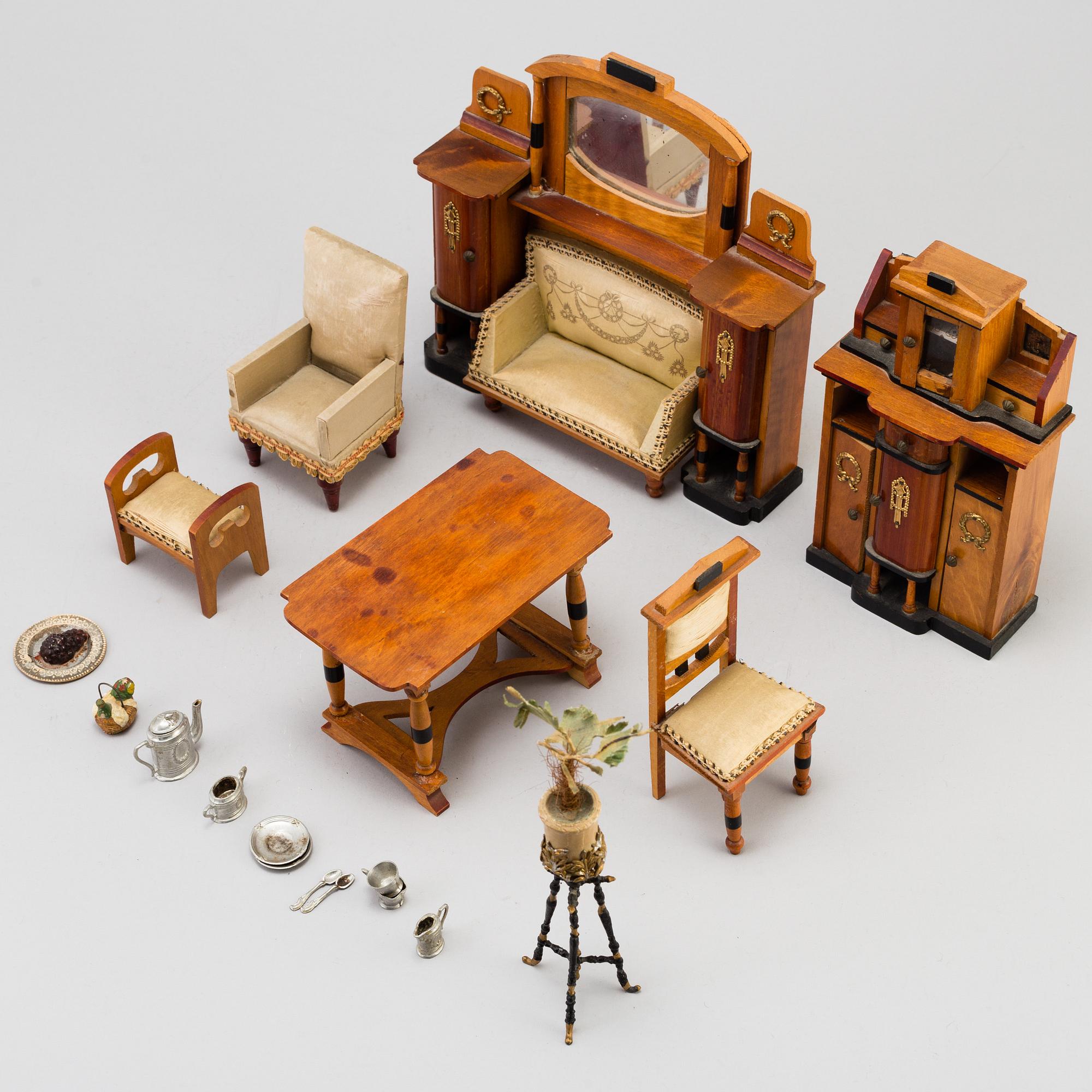 8 pieces of toy furniture, early 20th century.