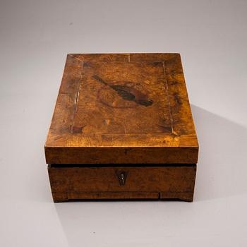 RAKSKRIN / SMYCKESSKRIN, masurbjörkfanerad, 1800-talets första hälft.