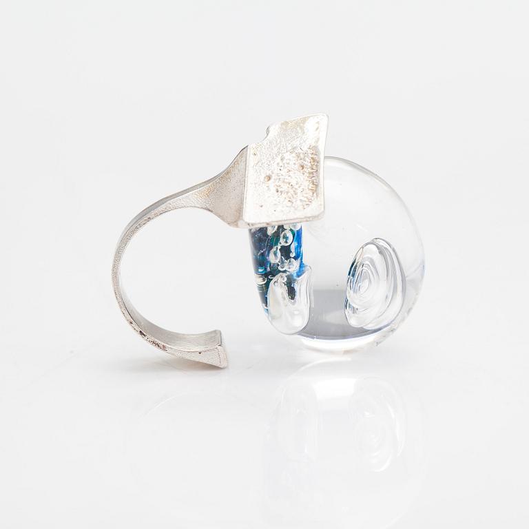 Björn Weckström, ring "Förstelnad sjö", sterlingsilver och akryl, Lapponia 1975.