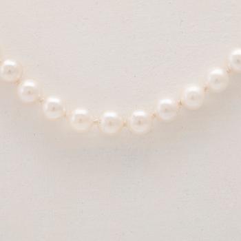 Collier with clasp 18K gold cultured pearls.