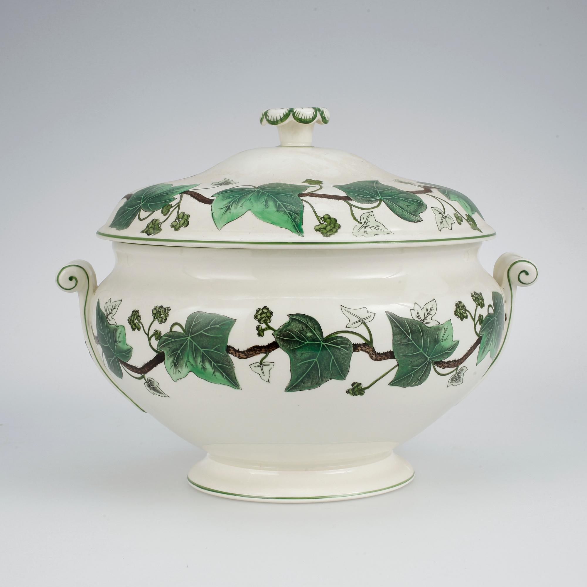 TERRIN med LOCK, porslin, "Napoleon Ivy", Wedgwood, 1900-talets andra hälft.
