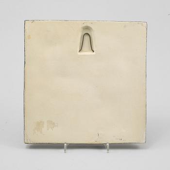 VÄGGRELIEF, brun stengodslera, "Nypon", ur serien "Pomona", Lisa Larson, Gustavsberg, 1974-1979.