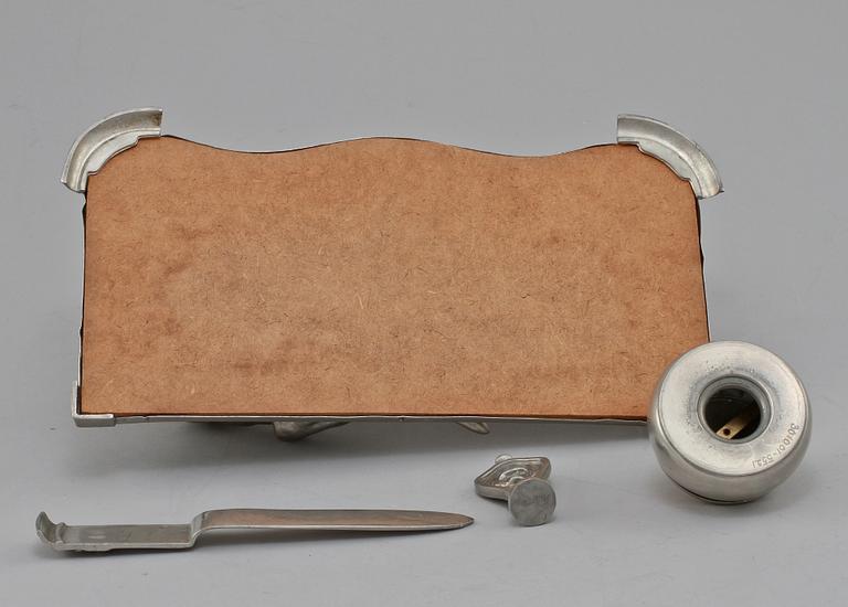 SKRIVBORDSUPPSATS, 4 delar, tenn, 1940.