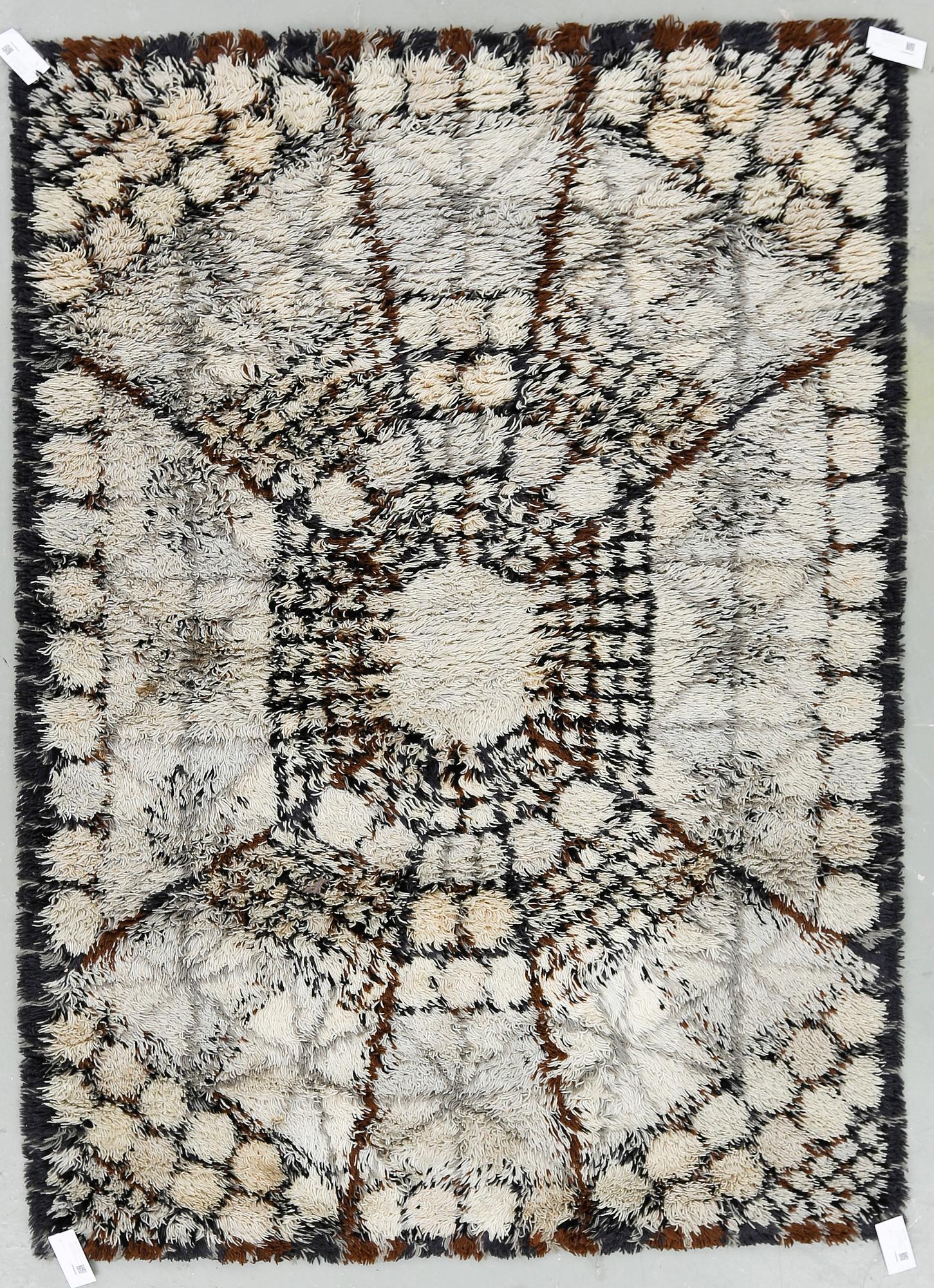 MATTA, "Östergyllen". Maskinvävd rya, Marianne Richter för Wahlbecks, Linköping. Formgiven omkring 1968. Ca 190x139 cm.