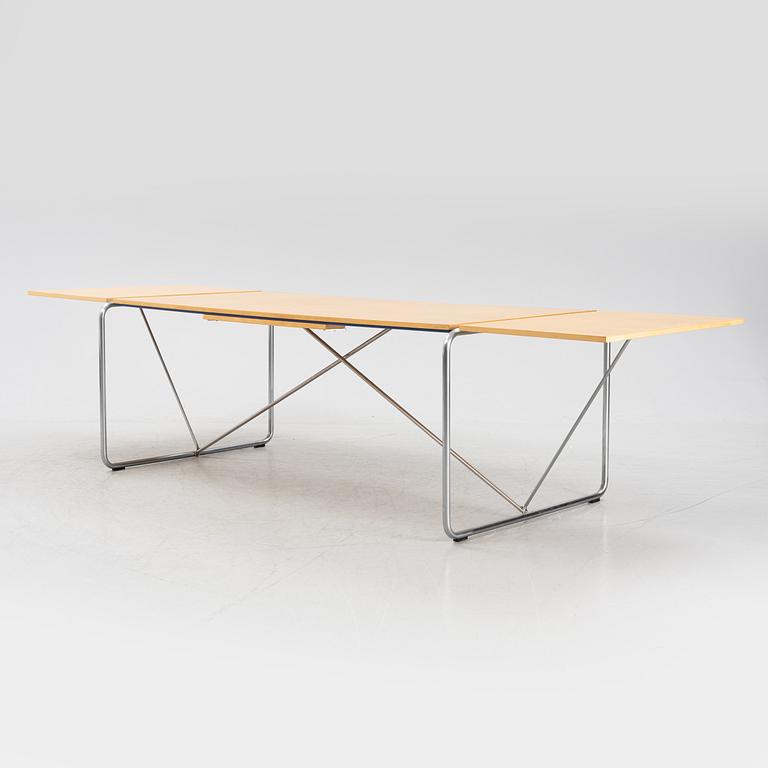 Niels Jørgen Haugesen, a model '4750' dining table from Fritz Hansen, Denmark 1988.