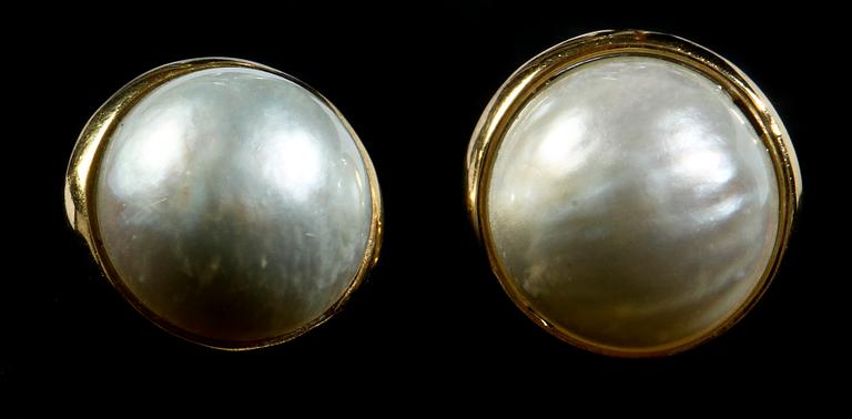 ÖRHÄNGEN, ett par, 18k guld med marbé pärla, samt ÖRHÄNGEN, ett par, silver med rosenstenar.