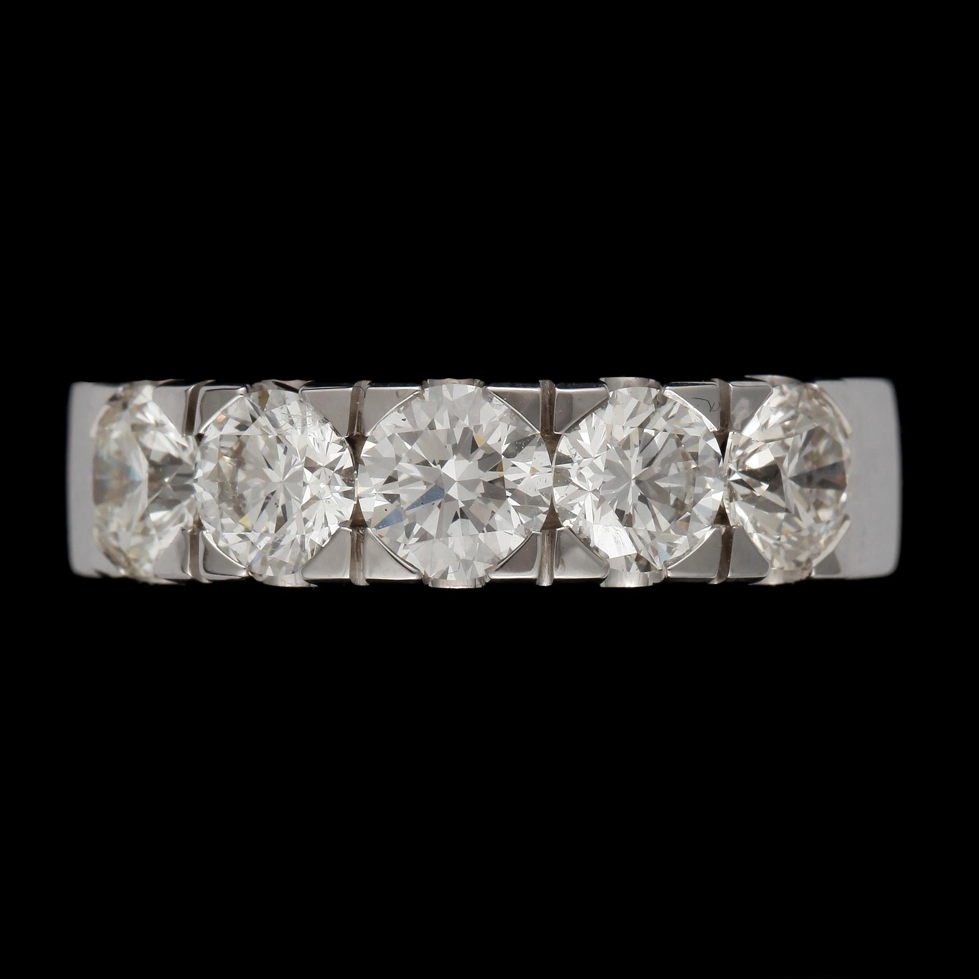 RING, 18k vitguld med 5 briljantslipade diamanter tot ca 2,00 ct. Vikt ca 7,4 gram.