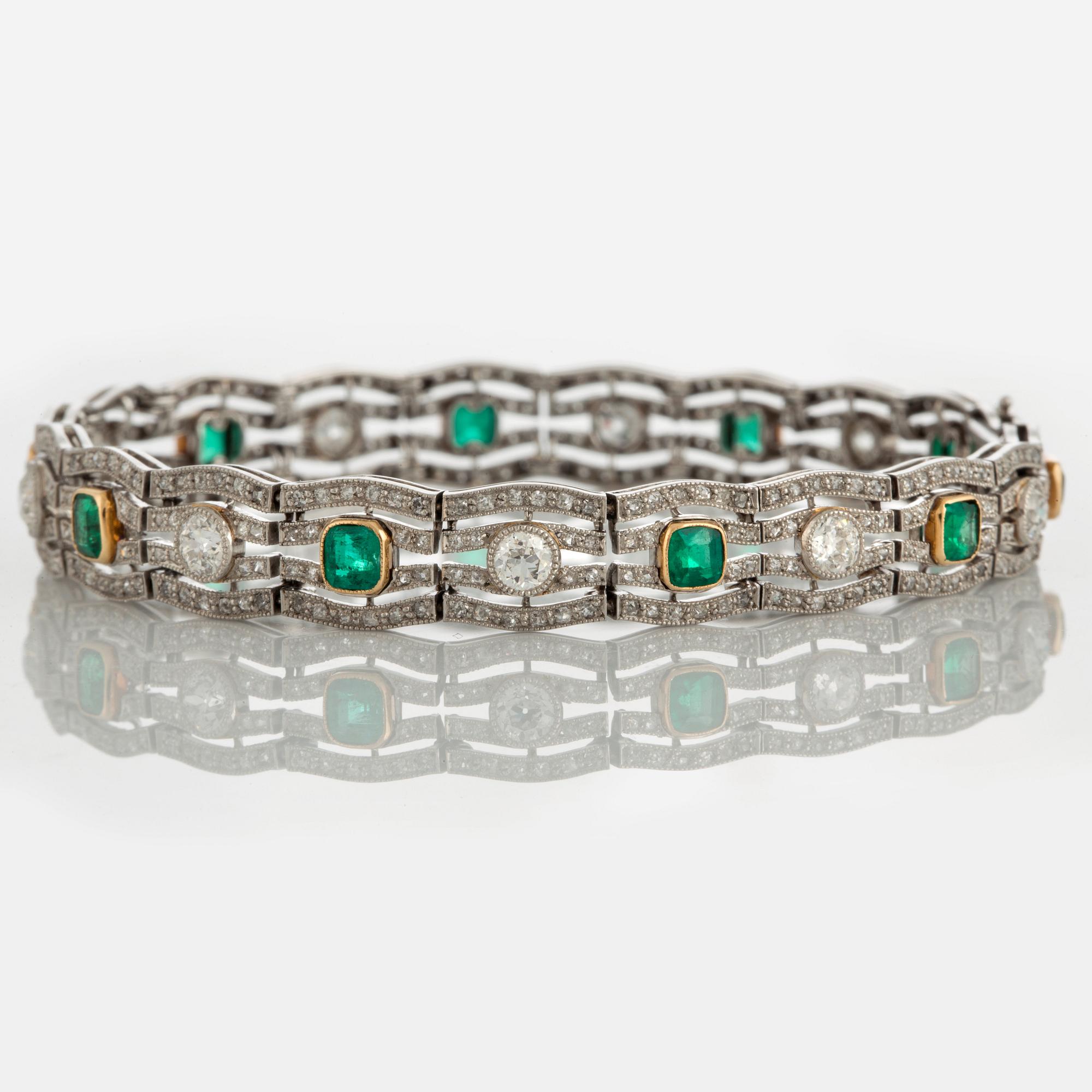 Armband med tio gammalslipade diamanter total vikt ca 2 ct samt fasettslipade smaragder.