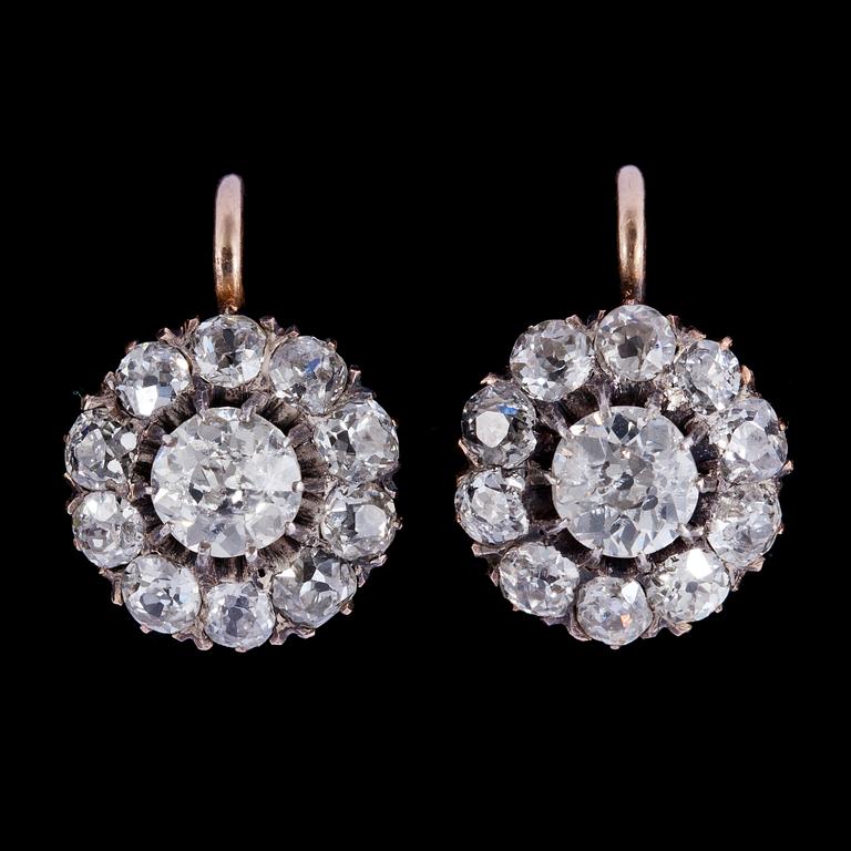 A pair of old. and brilliant cut diamond earrings, tot. app. 3 cts.