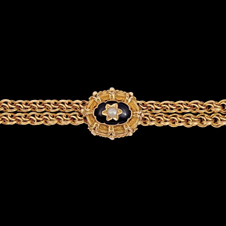 A gold chain with black enamel, pearl and diamond. 19th century. Weight 67 g.