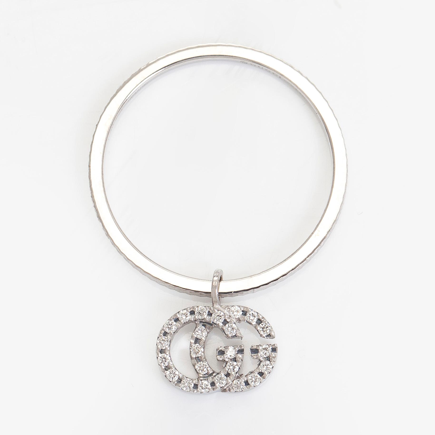 Gucci, sormus, "GG Running Charm", 18K valkokultaa ja timantteja.