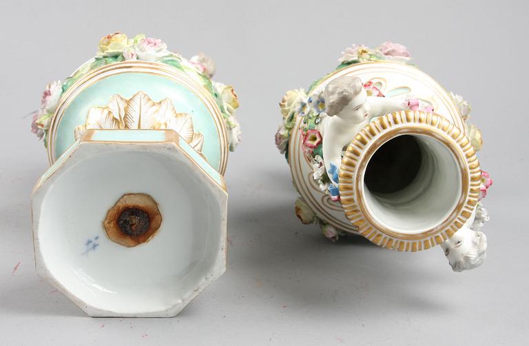 URNOR, ett par, porslin, Meissen, 1900-talets första hälft.