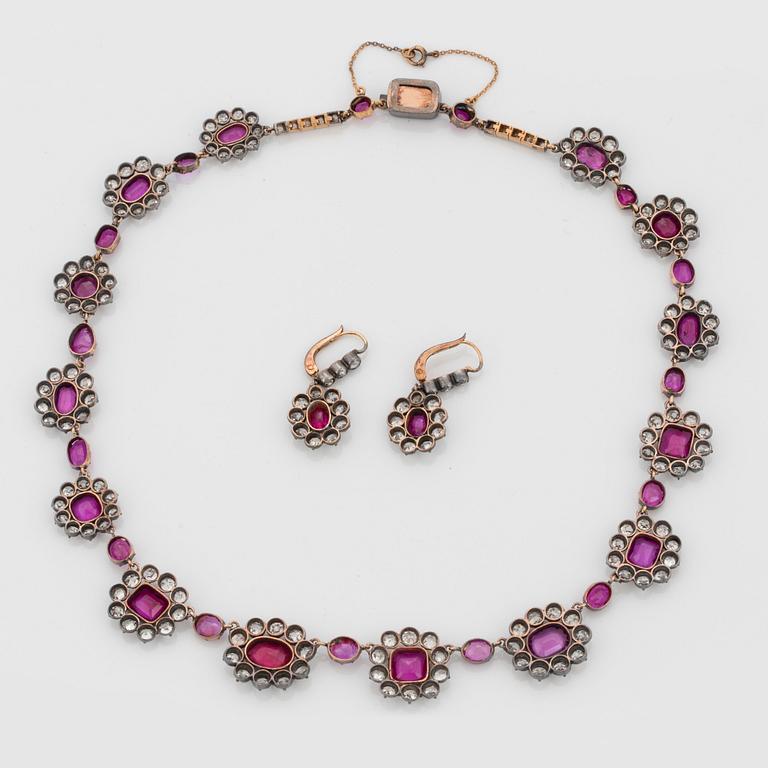 Demi parure bestående av collier samt ett par örhängen med rubiner och gammalslipade diamanter.