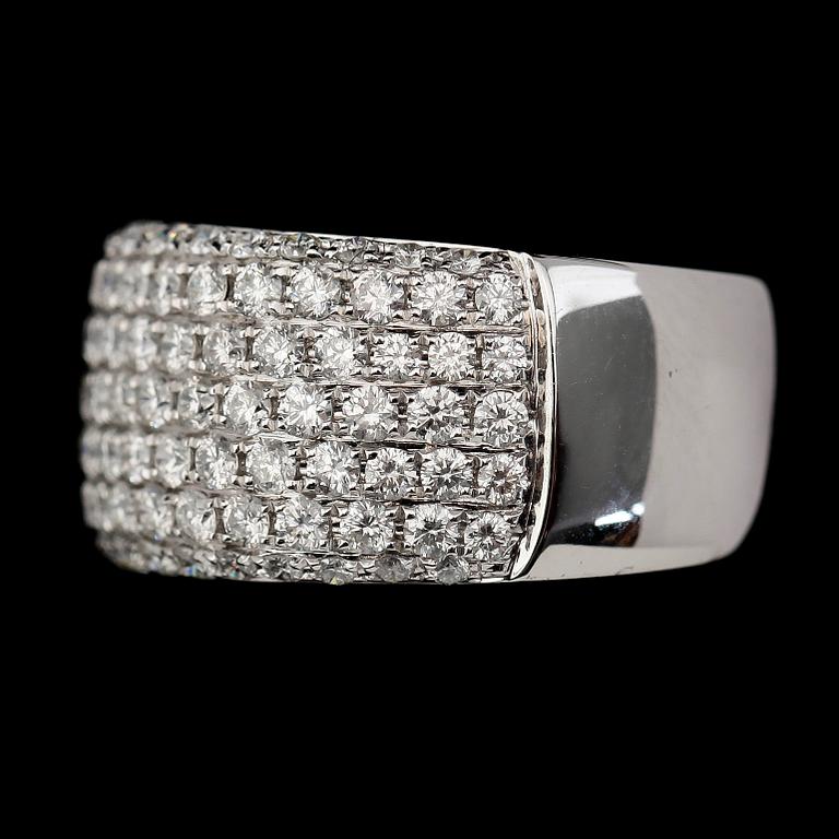 RING, 18K vitguld, diamanter tot ca 1.80 ct.