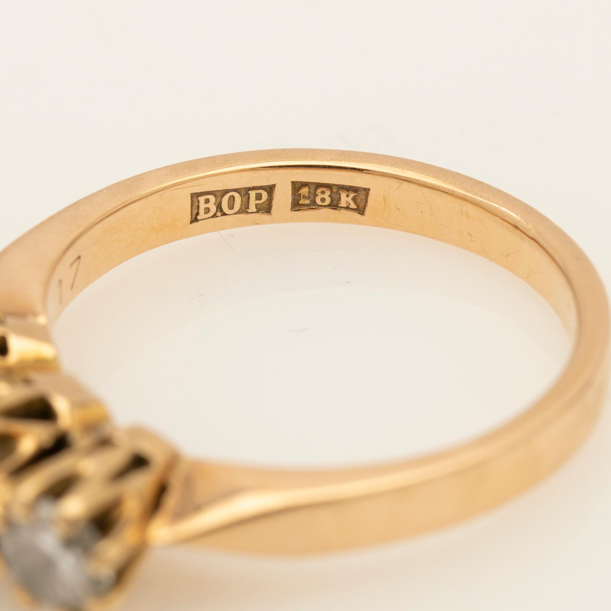 Ring, 18K gold with three brilliant-cut diamonds.