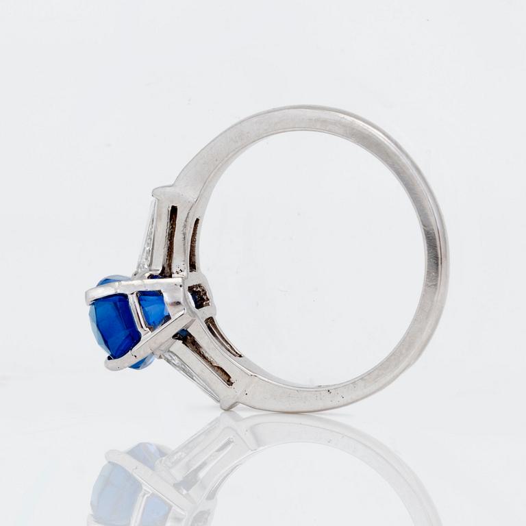 RING med diamanter samt en obehandlad kashmirsafir 2.25 ct enligt två certifikat från Gübelin.