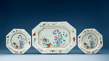 1599. A set of six famille rose dinner plates and a serving dish, Qing dynasty, Qianlong (1736-95).