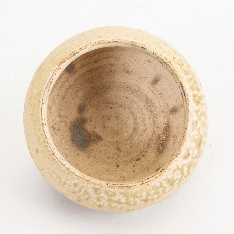 A South East Asian pot, 15th/17th Century.