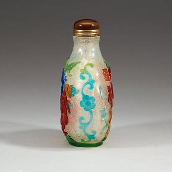 SNUSFLASKA, pekingglas. Kina. Med sigillmärke på skuldran.