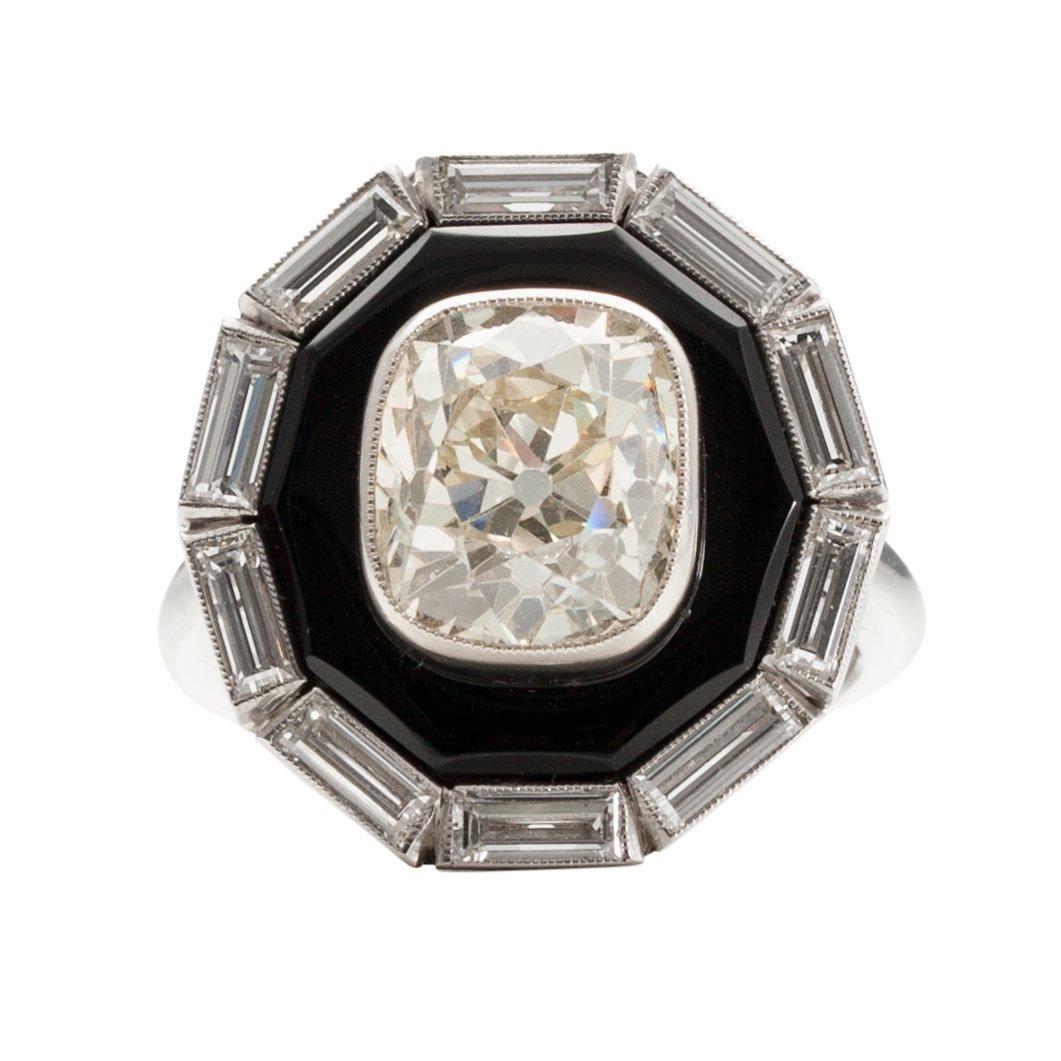SORMUS,  platinaa, onyx. Cushionhiottu timantti 5.20 ct + baguettehiottuja timantteja n. 2 ct. Yhteensä 7.20 ct. Ranska.