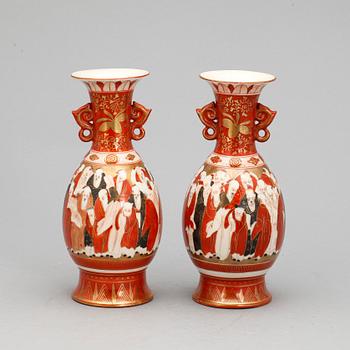 VASER, ett par, porslin, Japan, 1900-talets första hälft.