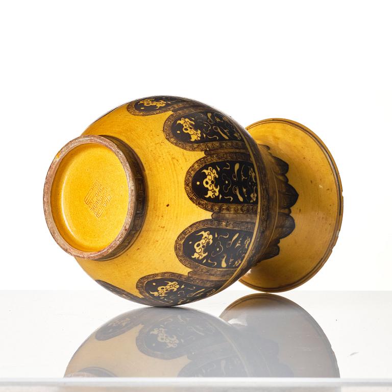 A yellow ground vase, late Qing dynasty/early 20th Century.