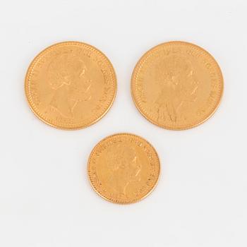 THREE SWEDISH GOLD COINS, 1883, 1898 nd 1899. Weight ca 22,5 g.