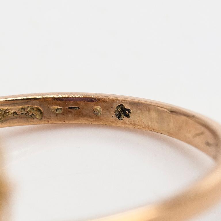 Ring, fasettslipad syntetisk safir, 14K guld.