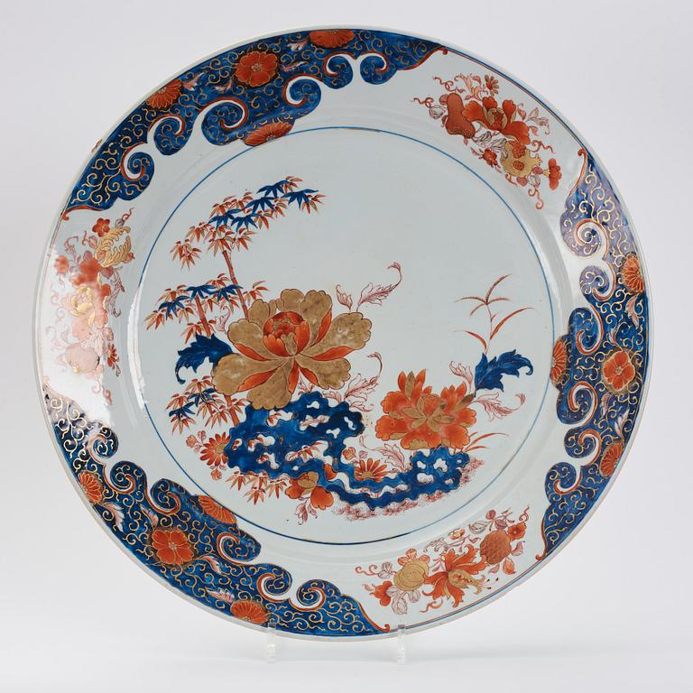 A part imari dinner service, Qing dynasty, early 18th Century. (4 pieces).