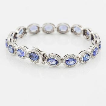 Bracelet with tanzanites and brilliant-cut diamonds.