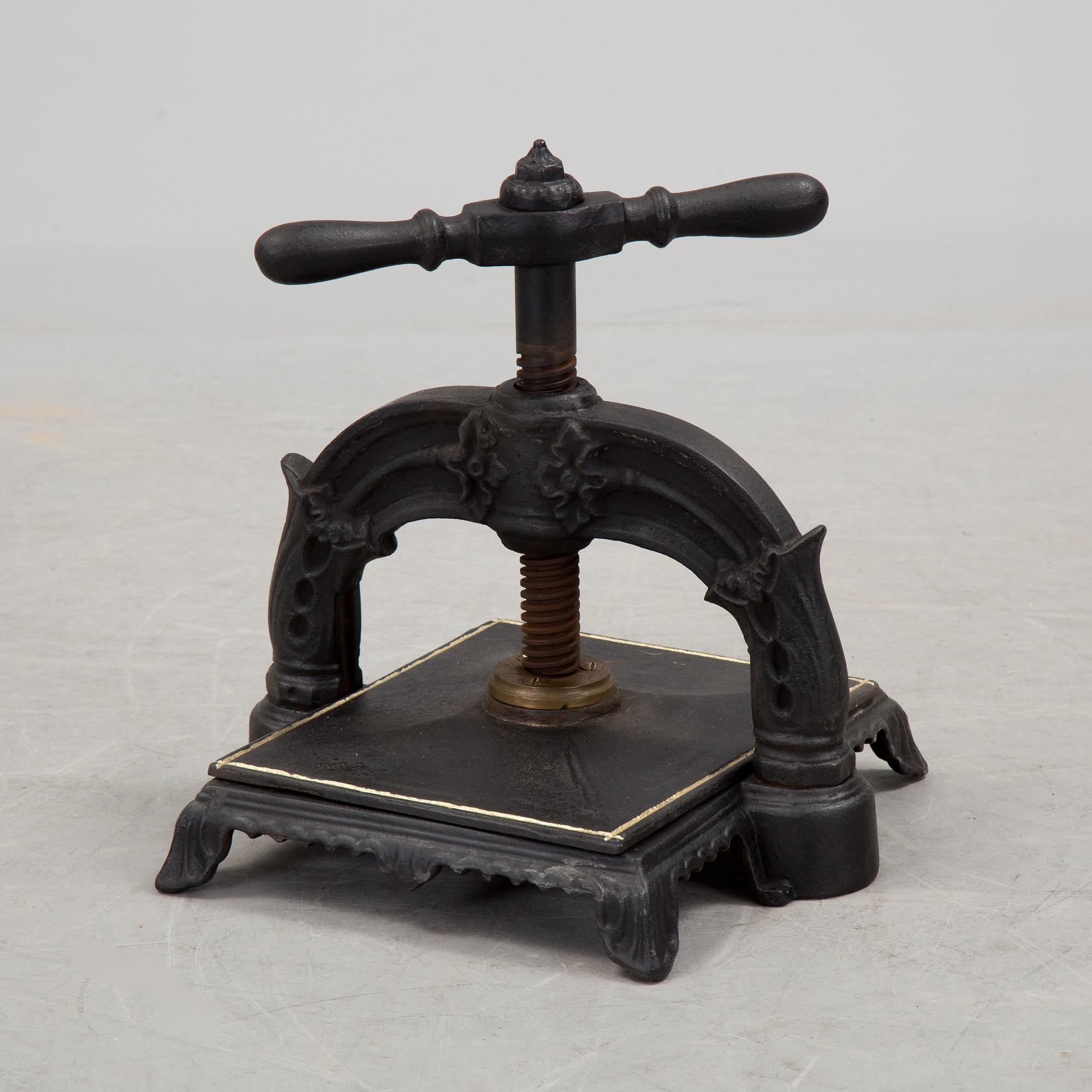 A cast iron bookbinders press from around year 1900.