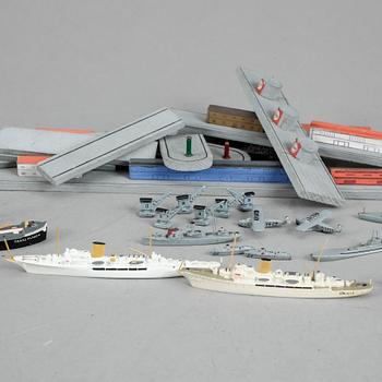 WIKING FARTYGSMODELLER, bly 16 st samt FYR och HAMNANLÄGGNING, av trä.